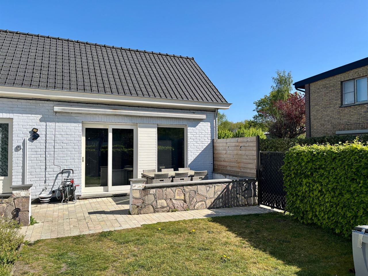 Gelijkvloerse villa met tuin en garage