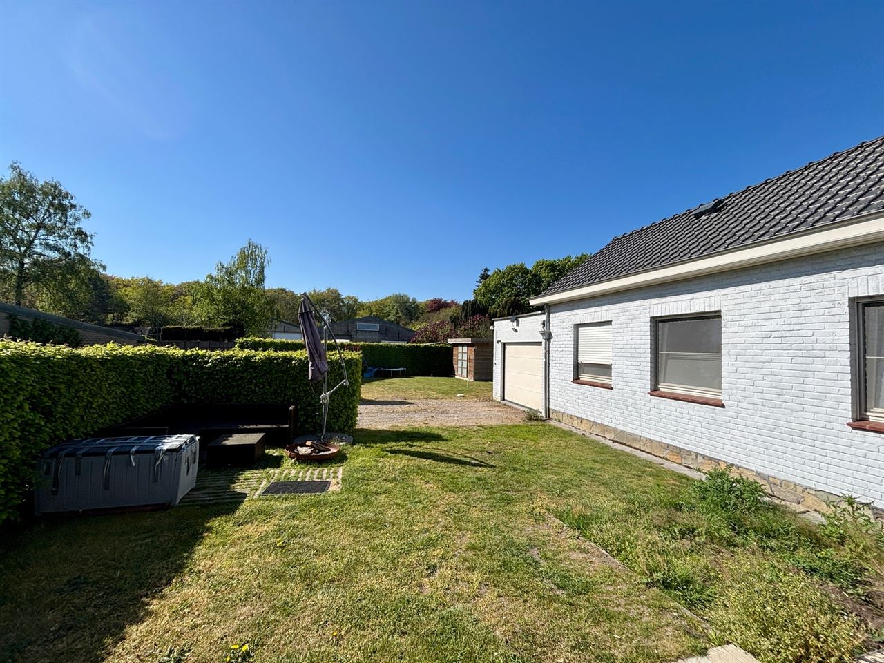 Gelijkvloerse villa met tuin en garage