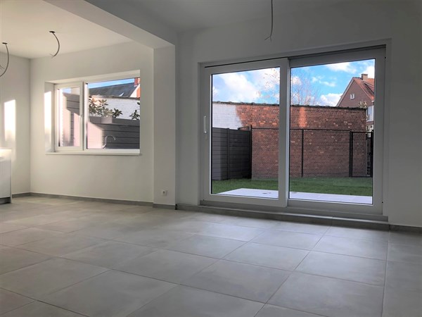 Gerenoveerd gelijkvloers appartement met 2 slaapkamers en tuin!