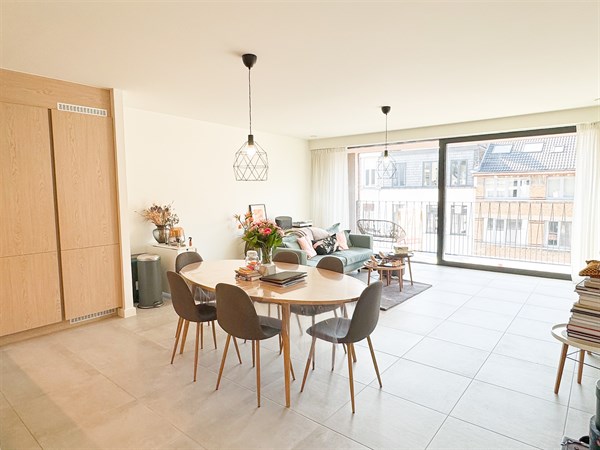 Lichtrijk nieuwbouw appartement met terras en garageplaats