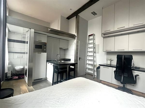 Gemeubelde studio met mezzanine aan de Grote Markt!