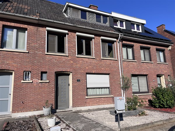 Ruime, verzorgde rijwoning met gezellige tuin! 