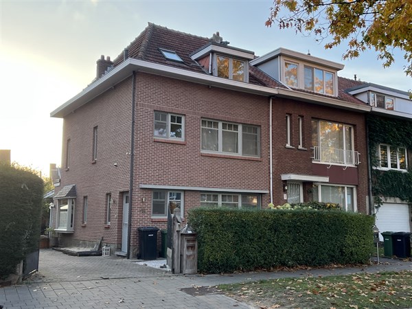 Halfopen bebouwing met garage en tuin