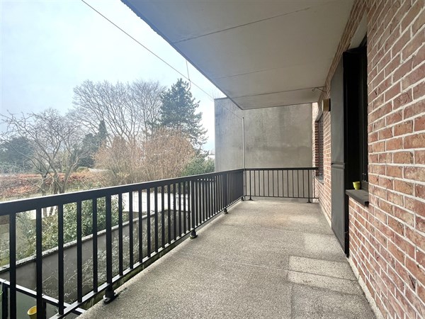 Lichtrijk 2-slaapkamerappartement met terras en ruime garage in Deurne