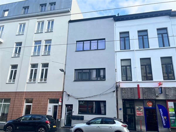 Volledig vernieuwd 2-slaapkamerappartement met gemeenschappelijk terras