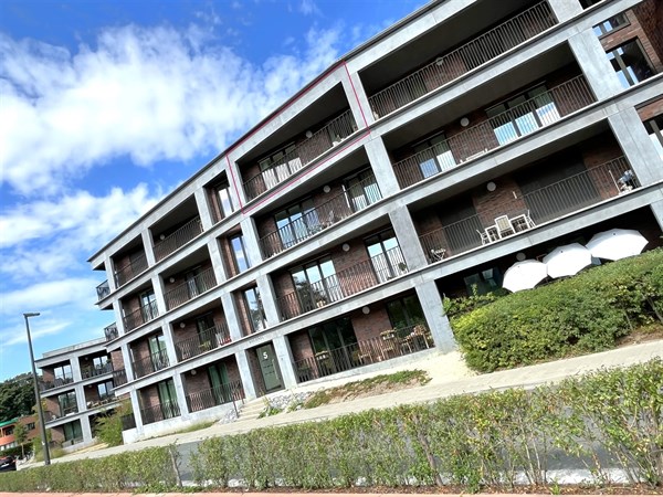 Gemeubeld 2slpk appt met terras en autostaanplaats!