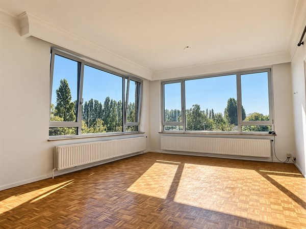 Lichtrijk 3 slaapkamer appartement in Ekeren! 
