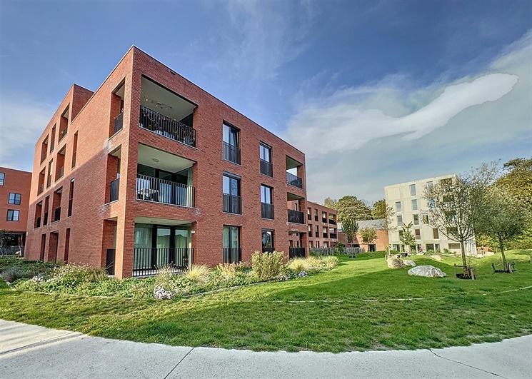 Energiezuinig appartement met terras en autostaanplaats nabij de Coupure!