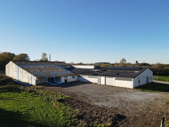 Hangar avec électricité.