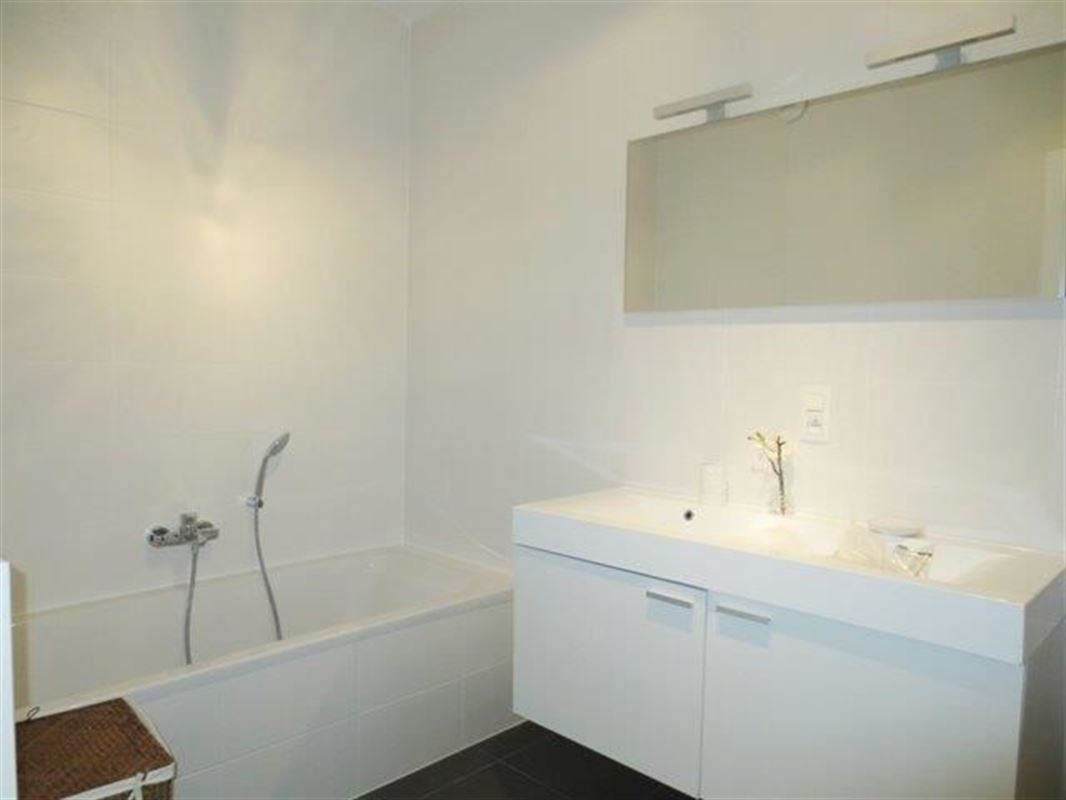 Foto 9 : Gemeubelde appartement te 1000 BRUXELLES (België) - Prijs € 1.850