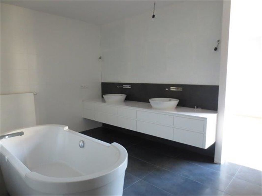 Image 8 : Appartement à 1180 UCCLE (Belgique) - Prix 4.700 €