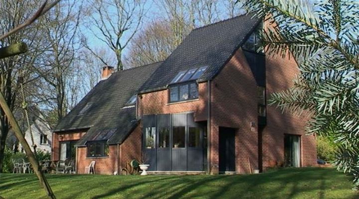 MAISON SPACIEUSE 5 Ch + Bur - Dressing - Salle de Jeux - Cuisine USA - Séjour +/- 75 m² avec Fk7 - 3 SDB et Jardin ± 25 a 30 ca