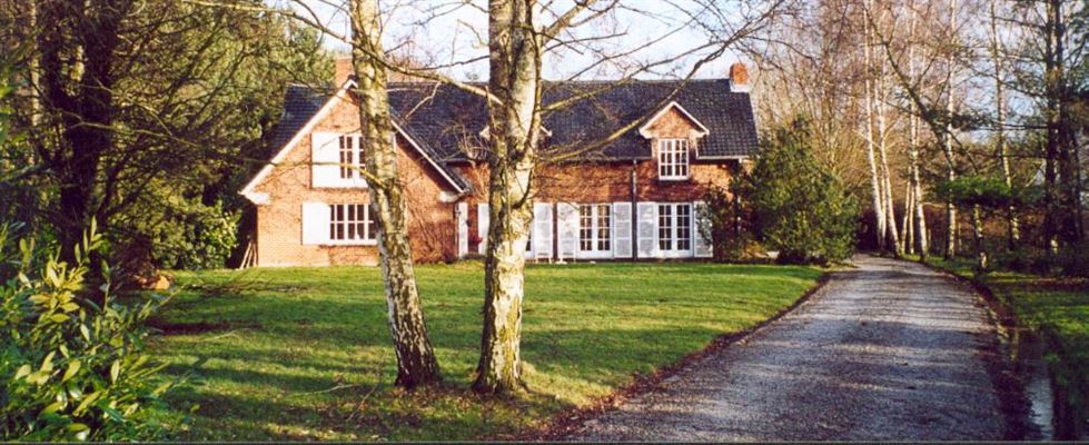 VILLA 4 Chambres + Bureau avec Garage 3 Voitures - Cuisine équipée - Living feu ouvert - Terrasse et Jardin sur ± 30 ares