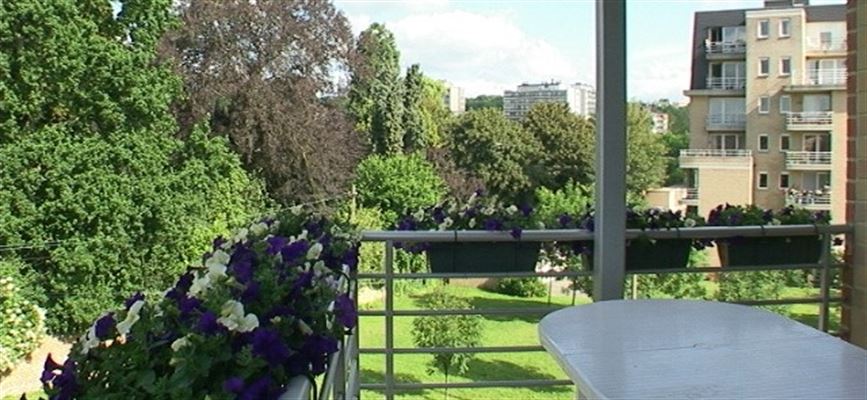 APPARTEMENT LUMINEUX et IMPECCABLE de 2 Ch. - Cuisine équipée - Cave - 2 Garages et Combles - Terrasse S/O avec vue panoramique