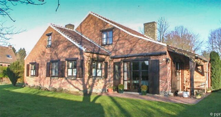 PROPRIETE IMPECCABLE de charme tout confort - 4 chambres + bureau et jardin soigné sur ± 21 a 54ca  (dont 1 lot séparable à bâtir de ± 11 a 21 ca)