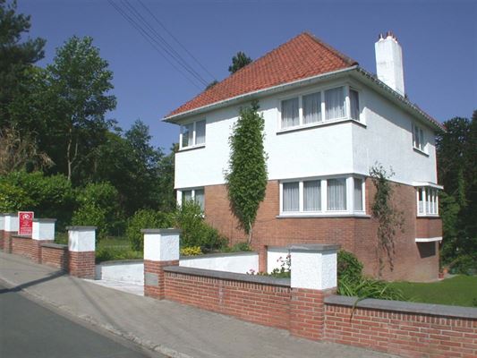 VILLA 3 Ch + Bur - Séjour à K7 - Cuisine équipée - Salle de bain - Véranda - Garage - Caves et Jardin sur  ±  7 ares 34 ca     
Finitions soignées et excellente fonctionnalité, quartier résidentiel calme et agréable - Proche de toutes voies de communications, écoles et commerces