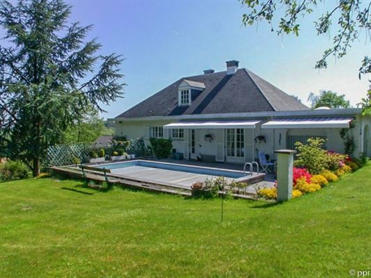 VILLA IMPECCABLE de STANDING - Séjour (fo) - 2 Ch.+ Bur.- Salon d'hiver - Piscine - Terrasse - Jardin ± 15 ares + terrain à bâtir ± 16,68 ares