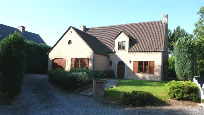 VILLA SPACIEUSE ET LUMINEUSE au calme résidentiel - 4 Ch + Bureau - Salon/Sam avec FO - 2 Salles de bain - Garage 1v et Jardin SO sur ± 6 a 5ca