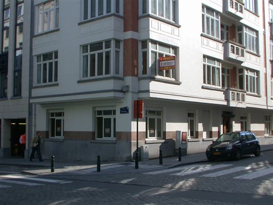 APPARTEMENT au RDC ± 77m² - 2 Chambres - Séjour - Cuisine équipée - Sdb -  Cave et Chambre de bonne ou bureau au 6ème étage - Quartier européen