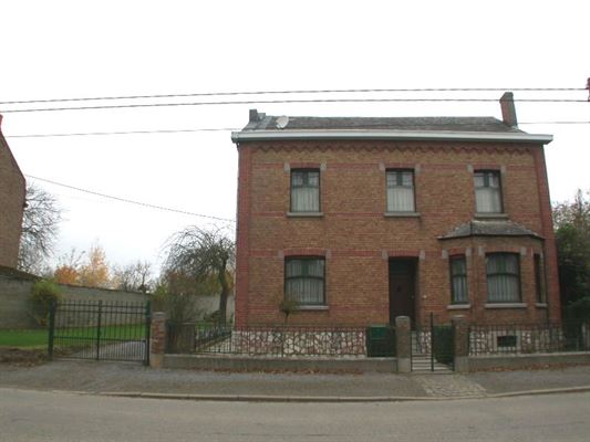 HABITATION 4 chambres avec Salon - Sàm séparée - Cuisine meublée - Sdb - Caves - Dépendances - Garage et Jardin ouest sur ± 15 ares