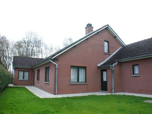 VILLA PLAIN PIED ± 332m² - 3 Ch.- Living/Sàm séparée - Cuisine - Sdb - Cave - Grenier aménagé - Garage 2v. et Jardin S/E sur ± 8 ares 45 ca