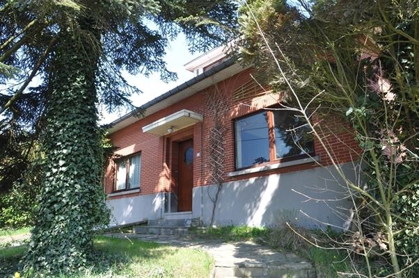 VILLA 4 Ch. dont 2 au rez + Bureau avec Séjour - Cuisine équipée avec Salle à manger intégrée - 2 Salles d’eau - Caves - Garage et Jardin ± 4 ares