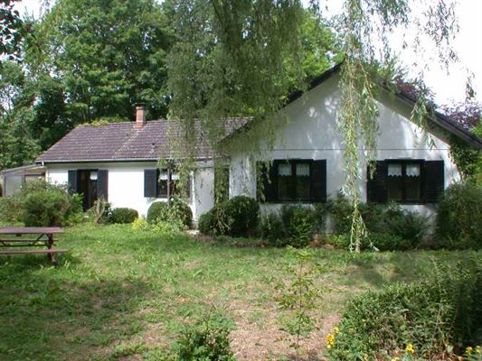 VILLA DE PLAIN PIED de type préfabriquée 4 Chambres + Bur - 2 Sdb - Garage 2 v et Jardin SUD en terrain de fond ± 25 a 41 ca