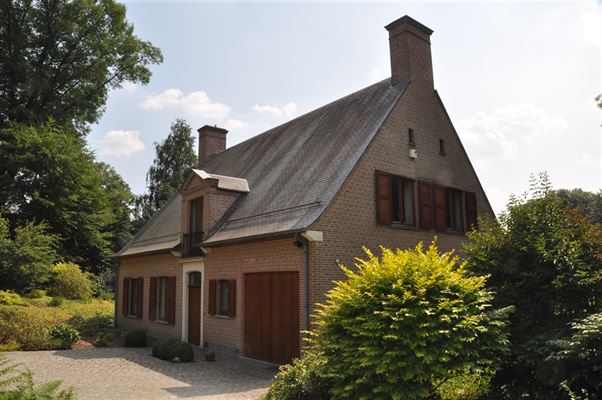 VILLA DE STANDING IMPECCABLE 4 Ch. - 2 Sdb - Séjour - Cuisine super-équipée - Garage - Caves - Grenier - Piscine et Jardin Sud sur ± 68 ares