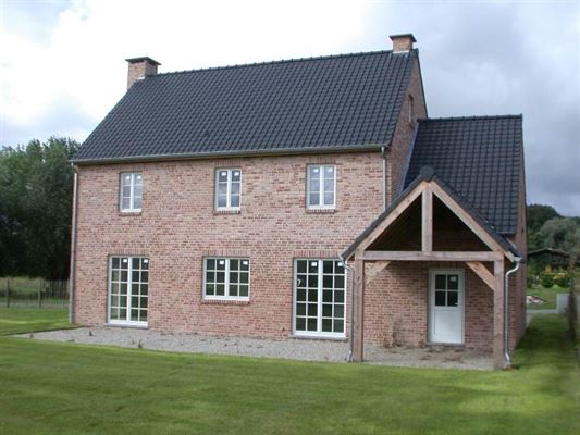 VILLA NEUVE DE STANDING ± 220m² - 4 Ch - 2 sdb - Jardin ±13a 25ca - Construction traditionnelle finitions soignées