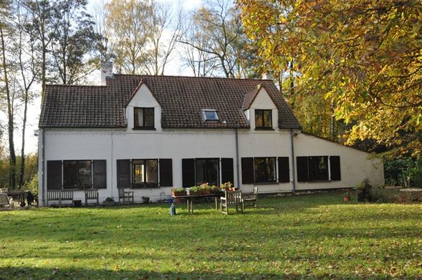 VILLA 4 Ch. + Bur. située dans cadre de verdure avec Séjour fo ± 55 m² - Cuisine super-équipée - 2 Sdb - Garage et Jardin sur ± 14a60ca