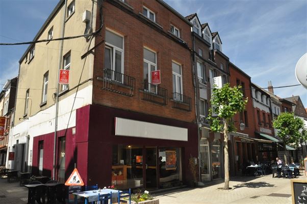 IMMEUBLE COMMERCIAL de ± 268 m² actuellement divisé en 2 entités commerciales plus un appartement 3 Chambres sur ± 1 are 11 ca