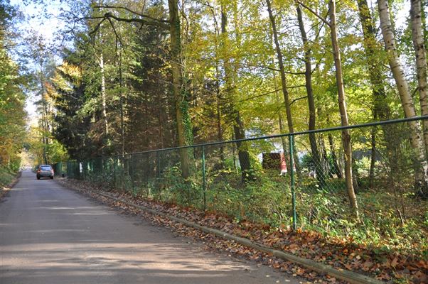 TERRAIN de ± 19 a 02 ca en zone d’habitat destiné à la construction d’une maison individuelle unifamiliale en bordure de zone verte et longé par un ruisseau