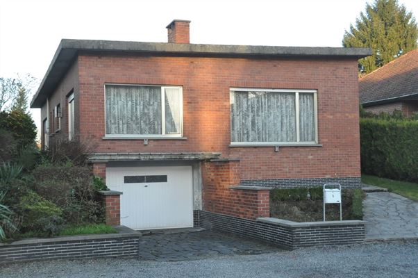 MAISON PLAIN-PIED 3 Ch. - Séjour - Cuisine - Sdb - Caves - Garage et Jardin sur ± 5 ares 54 ca - Prix de vente : 235.000 euros sauf meilleure offre