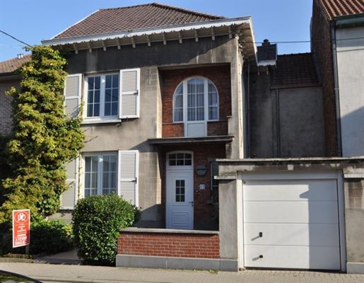 MAISON IMPECCABLE de 4 Ch.+ Bur. au calme proche centre ville avec Cuisine super-équipée - Terrasse - 2 Sdb - Garage 1 v. et Jardin ± 5a50ca