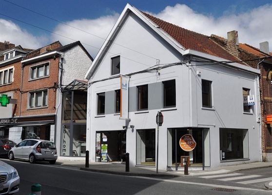 IMMEUBLE de RAPPORT loué à société de renom (51.615,00-€ hors PI/an) - Rez ± 290 m² + étage ± 200 m² - large façade en coin en Centre Ville