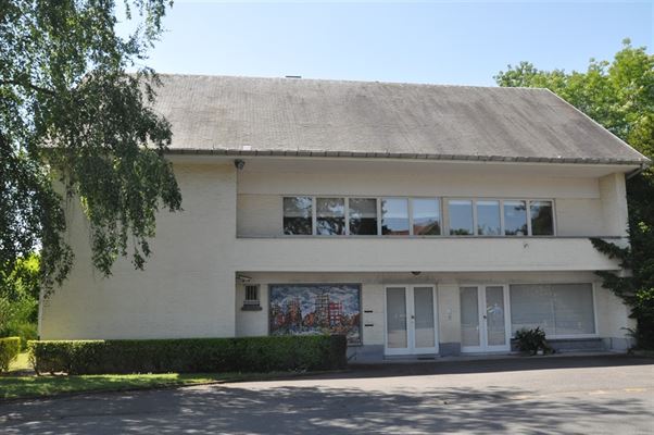 IMMEUBLE avec BUREAUX au rez et un APPARTEMENT luxueux au 1er étage - Caves - Garage 2 v. - Parkings - Jardin sur ± 22,99 ares