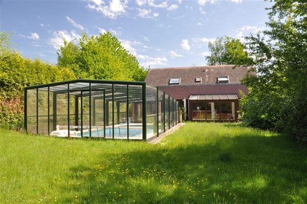 VILLA LUMINEUSE 5 Ch + Bur.- Séjour fo avec Cuisine USA - Véranda - Sdb - Garage - Piscine - Terrasse et Jardin sur ± 27 ares 88ca