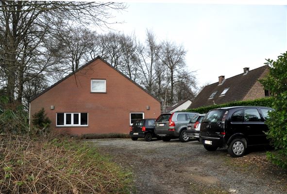 VILLA de PLAIN PIED Séjour/Sàm de ± 42 m² - Cuisine USA - 2 ch + bur + 2 Salles d'eau  -  Grenier aménagé en loft - cave et jard.  sur ± 12 ares 40 ca