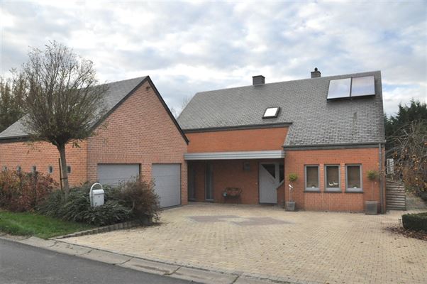 VILLA 3 Ch. + Bur. - Salon/Sàm - Cuisine équ. - Salle de jeu, Buanderie - Sdb/Sdd - Garage - Grenier isolé - Terrasse et Jardin sur ± 9 ares 45 ca