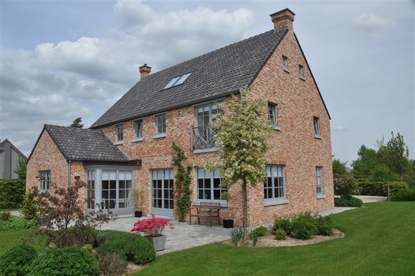 VILLA 3 Ch. + Bur. - Living/Sàm avec Cuisine USA - Cellier - Buanderie - Sdb - Sdd - Garage - Terrasse et Jardin sur ± 13 ares