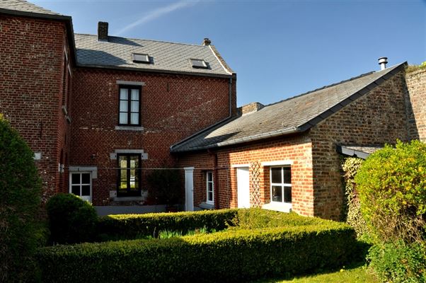 MAISON IMPECCABLE et LUMINEUSE 3 Ch. + Bur. - Séjour/Sàm - Cuisine - Sdb - Cave - Greniers - Cour - Dépendances et Jardin sur ± 8 ares 36 ca