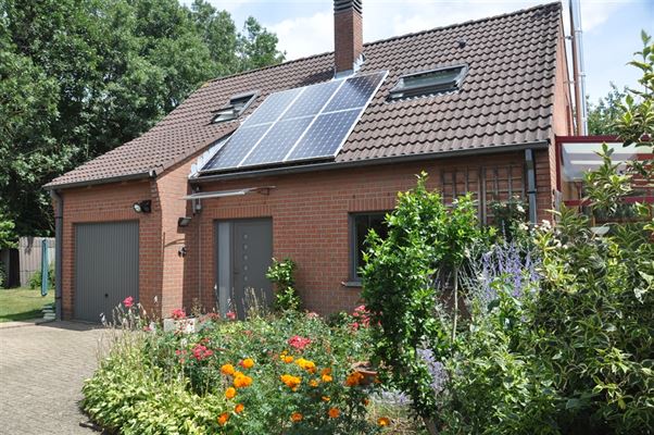 VILLA IMPECCABLE 3 Ch.-  Séjour - Cuisine hyper-équipée récente - Véranda - Sdb neuve - Garage et Jardin sur ± 9 ares 74 ca 18 dma