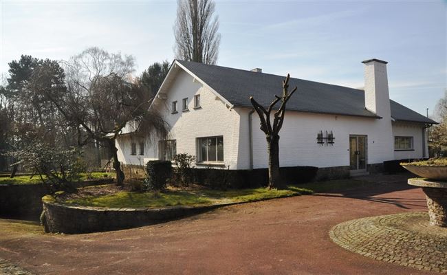 VILLA PLAIN PIED ± 170m² - 3 Ch. + bur.- Séjour ± 40m² - Cuisine - Sdb - Parking, Caves, Garage - Terrasse Sud ± 120m² et Jardin sur ± 37ares