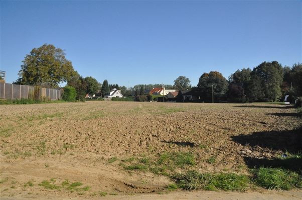 TERRAIN à front d’une voirie équipée, plat de ± 11a 17ca - D'accès aisé à l'E-411 - Convient pour une unifamiliale 3 façades