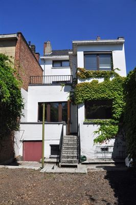 APPARTEMENT DUPLEX 2 Ch. en RDJ de ± 110 m² - Séjour ± 38 m² - Cuisine super-équipée - Sdb - Buanderie - Caves - Terrasse et Jardin S/O ± 160 m²