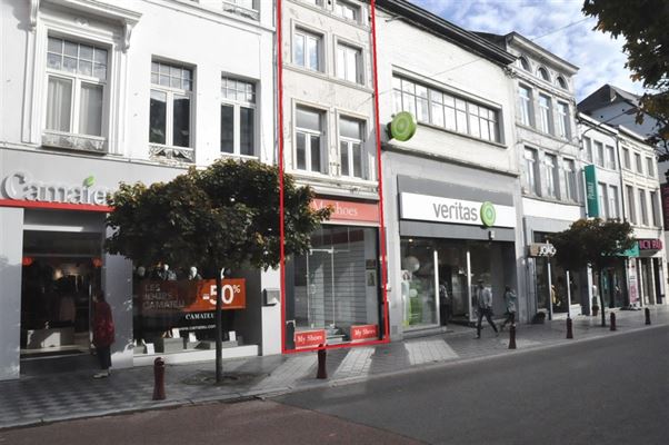 IMMEUBLE COMMERCIAL avec rez commercial de ± 60 m² et 2 étages pour réserves de stockage - Sanitaire et Cave - Ensemble sur ± 60 ca