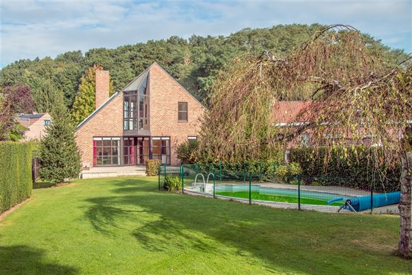 VILLA IMPECCABLE 4 Ch.+ Bur.- Séjour - Cuis. hyper-éq. - 2 S. d'eau - Dressing - Dble Garage - Caves - Grenier - Jardin S et Piscine sur ± 10 ares