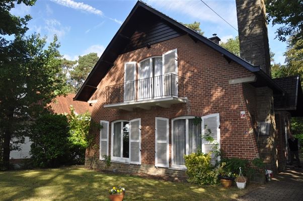 VILLA 3 Ch.+ Bur. - Séjour lumineux - Cuisine récente - Terrasse - Sdb - Grenier  Caves - Garage et Jardin sur ± 8 ares 38 ca donnant sur Parc Boisé apaisant