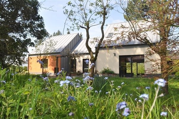 VILLA FAMILIALE LUMINEUSE ORIGINALE de 4 Ch.+  Bur. sur ± 23,30 ares en pleine nature verdoyante et calme -  Faire offre à partir de 390.000€