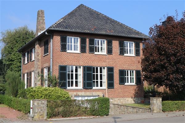 VILLA SPACIEUSE LUMINEUSE 4 Ch. - 2 Salles d'eau - vaste Séjour - Cuisine équ. - dble Garage - Grenier - Caves - Terrasse et Jardin sur ± 8,38 ares